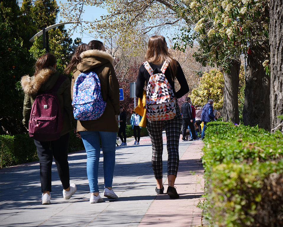 Estudiantes por los paseillos universitarios en el campus de Fuente Nueva
